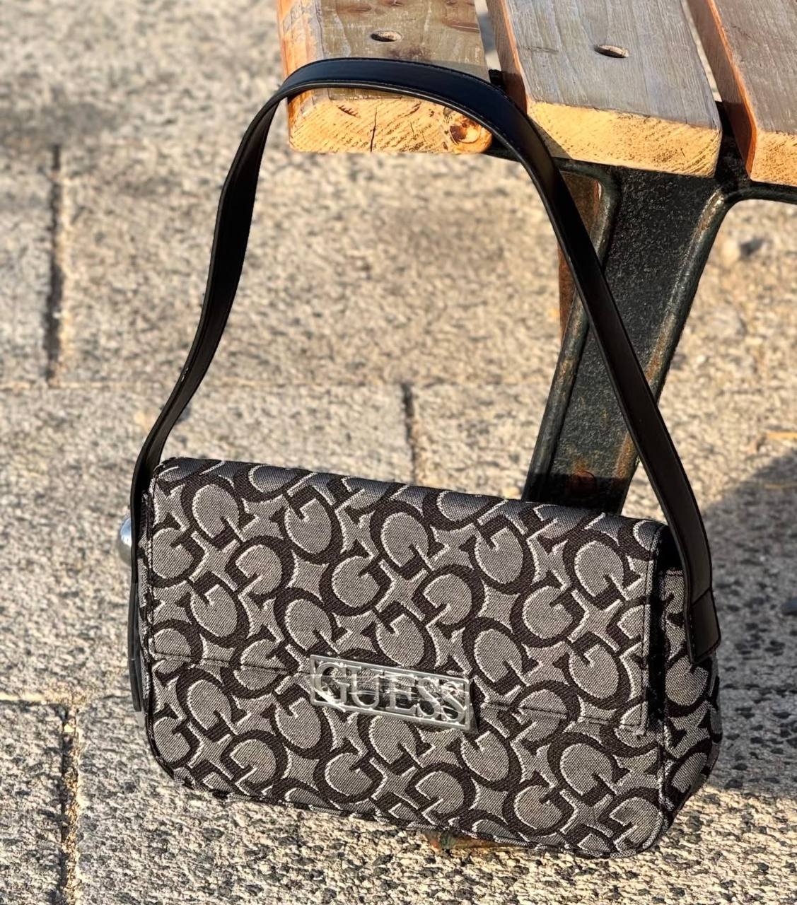 photo_2026-01-07_11-35-22 Guess Shoulder - Image 1